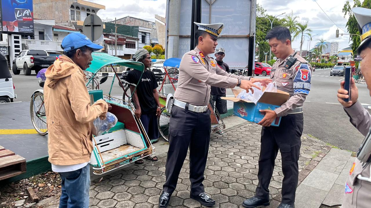 Tebar Kepedulian Lewat Jumat Berkah, Satlantas Polres Bone Bagikan Makanan Untuk Masyarakat