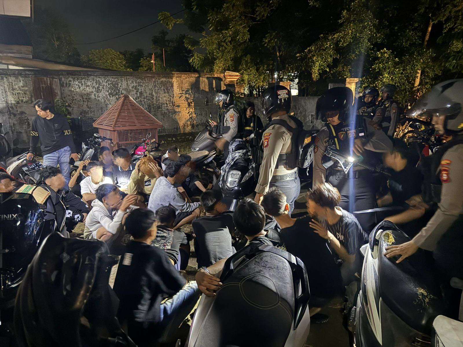 Hendak Bentrok di Tengah Malam, Patroli Presisi Polres Bone Amankan 33 Remaja dan 6 Senjata Tajam