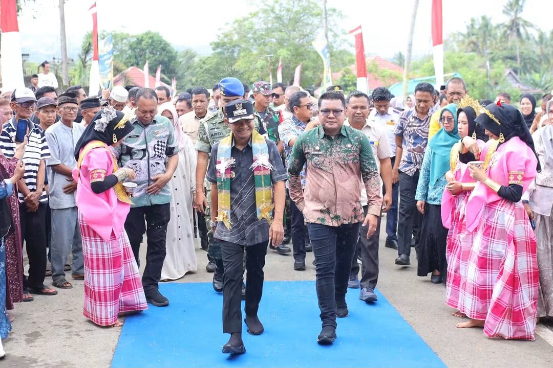 Bupati Bone Resmikan Jalan Aspal di Desa Selli, Warga: Penantian Puluhan Tahun Akhirnya Terwujud
