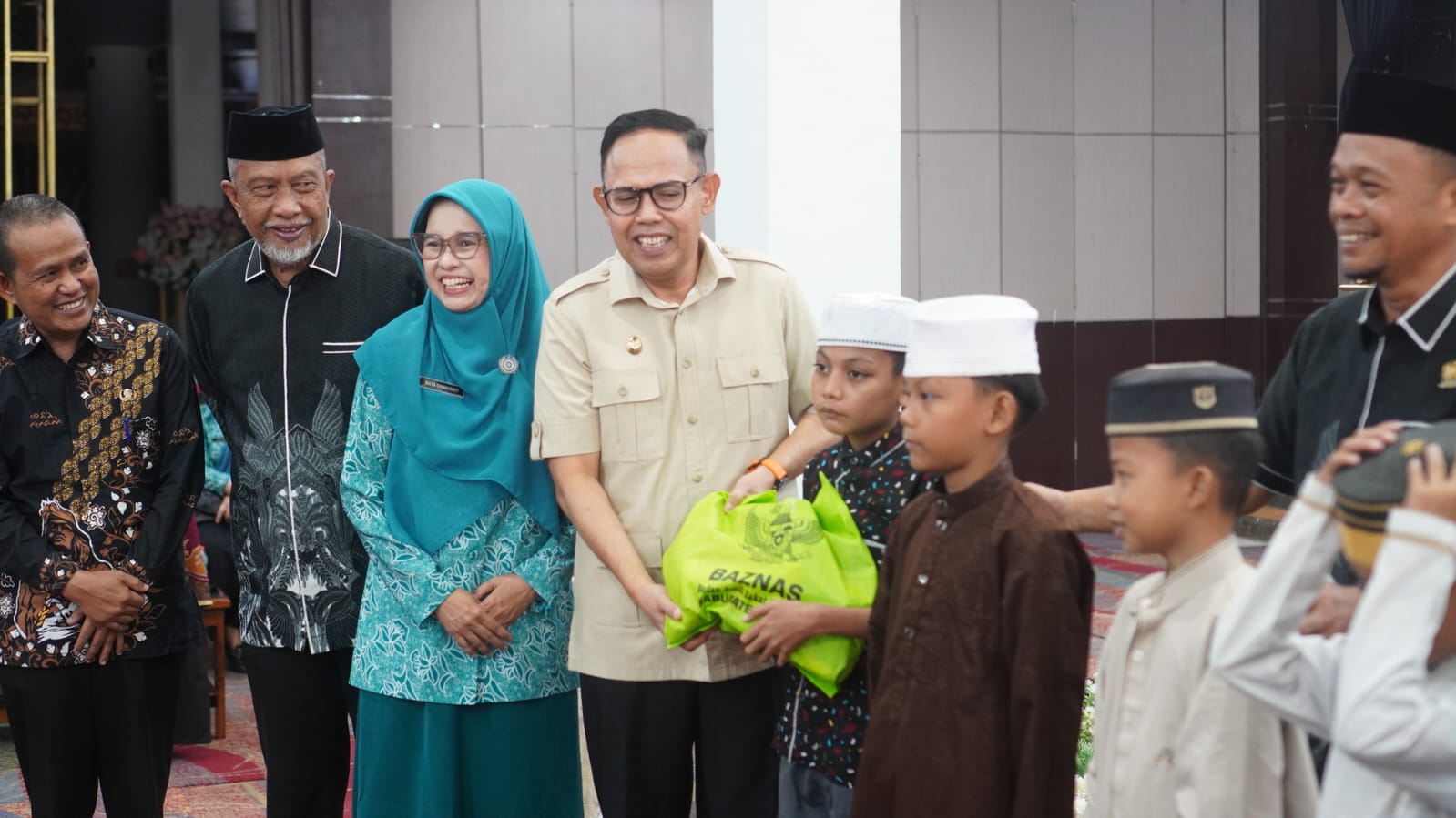 “Wabup Bone dan Baznas Bersinergi Hadirkan Khitanan Massal, Wujud Kepedulian Masyarakat”.
