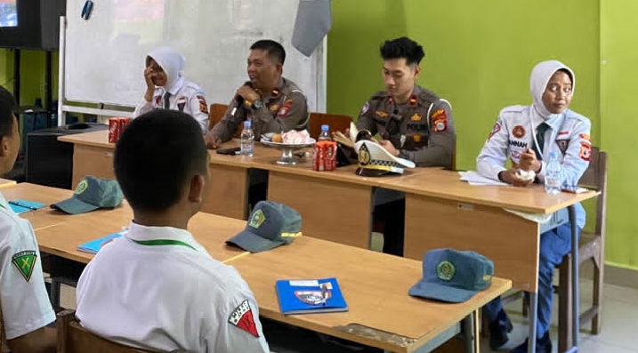 Tingkatkan Kedisiplinan Pelajar, Kasat Lantas Polres Bone Terjunkan Tim Bina PKS MAN 1 Bone