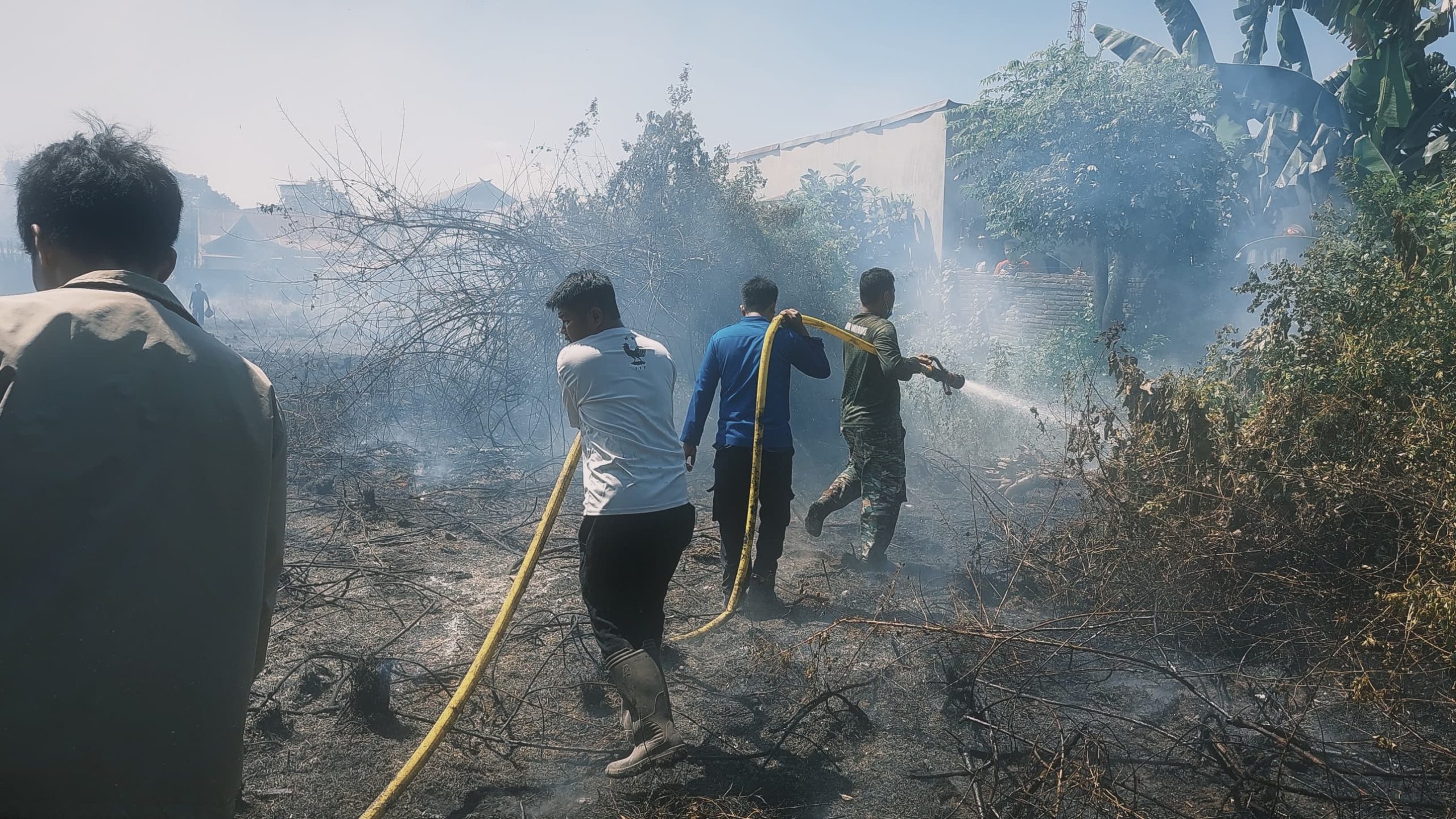 Damkarmat Bone Kerahkan 10 Armada Padamkan Kebakaran Lahan di Kampus UNM Watampone